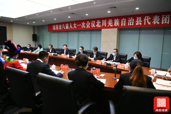 2021年10月27日，羅增斌參加北川代表團(tuán)分團(tuán)討論1  張莉  攝.jpg
