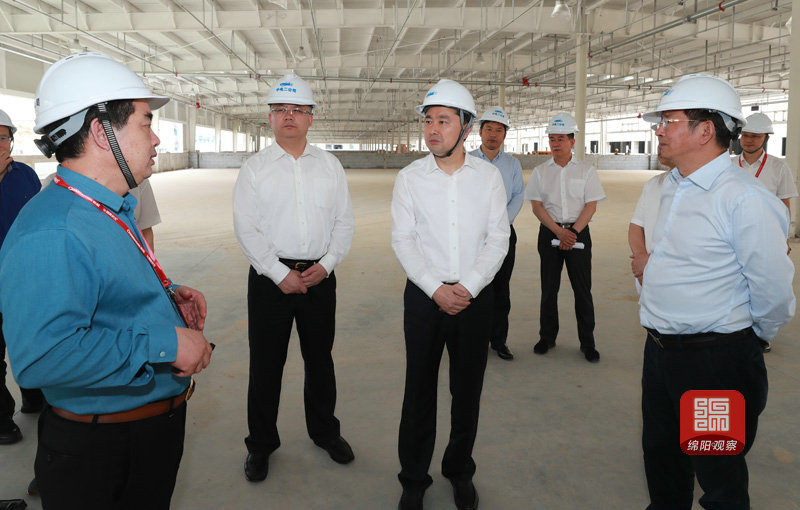 2021年5月12日 羅增斌在長虹鋰電池項(xiàng)目調(diào)研（記者 賴杰 攝） .JPG