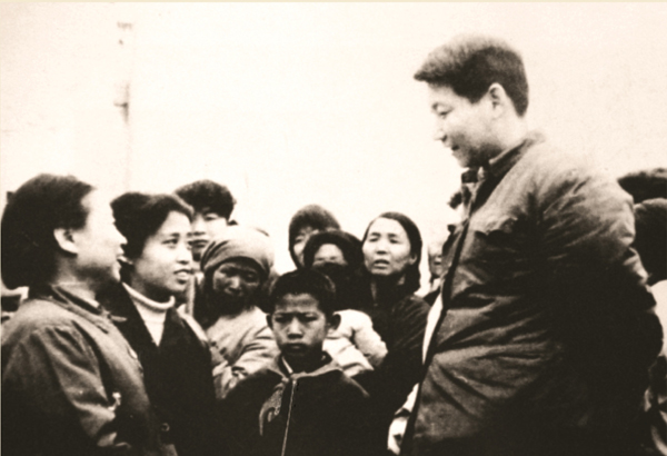 1983年，時(shí)任中共正定縣委書(shū)記的習(xí)近平同群眾交談。