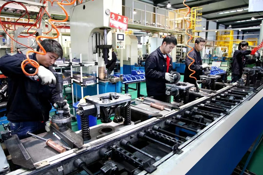 四川建安工業(yè)有限責(zé)任公司生產(chǎn)車間內(nèi)工人們在全力生產(chǎn)。 受訪者供圖
